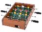 Stolní fotbal s dřevěným rámem, zeleným hřištěm a barevnými hráči.
