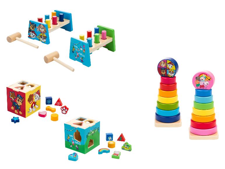 Dřevěné hračky Paw Patrol a Peppa Pig, včetně hry na bušení kladivem, skládací věže a puzzle s tvary.
