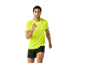 Muž v neonově žlutém triku a černých šortkách sportovní značky.