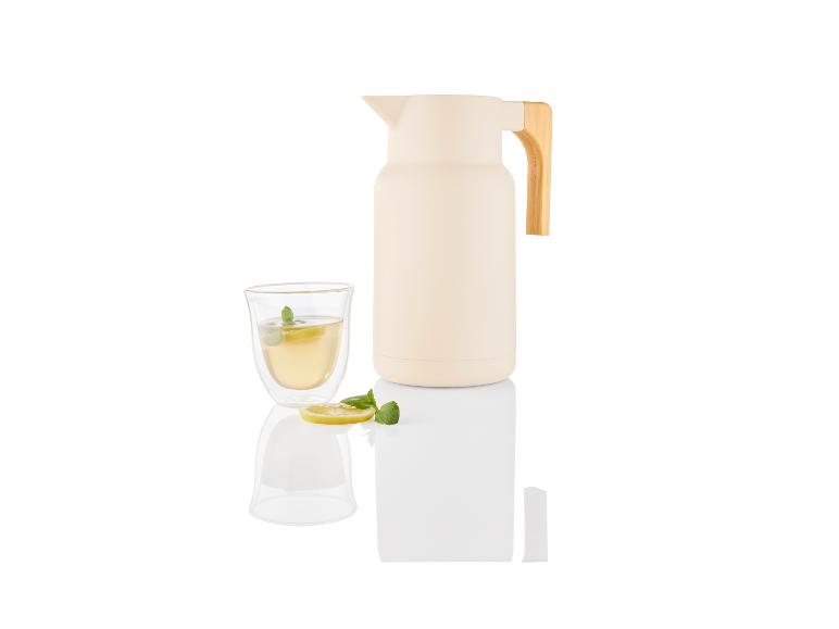 Izolovaná konvice a čajový hrnek, minimalistický styl.