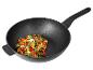 Wok pánev se zeleninou a tofu na bílém pozadí