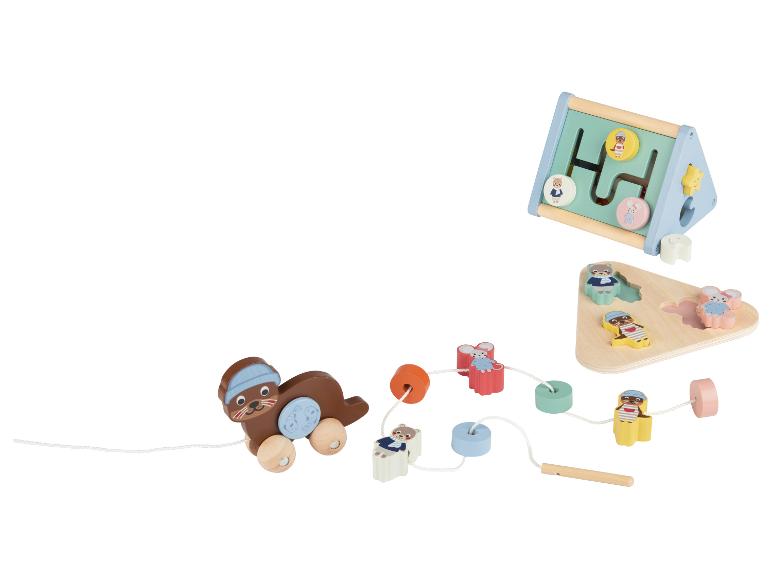 Dřevěné hračky: zvířecí bludiště, tvarové puzzle a tahací hračka se zvířátky.