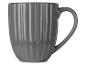 Šedý hrnek s vertikálními pruhy.