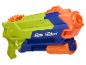 Jasně zelený a modrý vodní blaster s oranžovými akcenty.