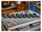 Řada vozů LEGO Speed Champions Formule 1 na stole.