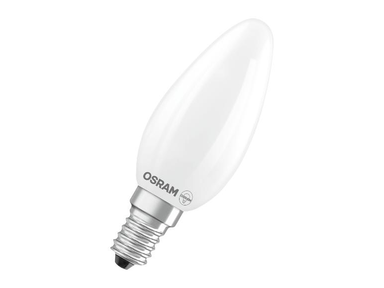 Bílá LED žárovka ve tvaru svíčky se šroubovací paticí, šikmo na bílém pozadí.