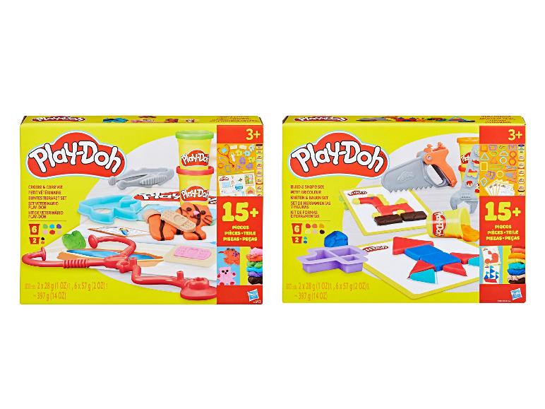 Dvě sady Play-Doh: veterinární sada s figurkami zvířat a stavební a tvarovací sada s nástroji.