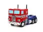 Hračka Optimus Prime, červený a modrý kamion, na bílém pozadí.