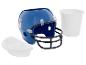 Modrá fotbalová helma NFL s bílým talířkem a dvěma bílými skleničkami.