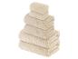 Sada měkkých, béžových ručníků.