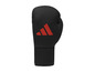 Černá boxovací rukavice Adidas.