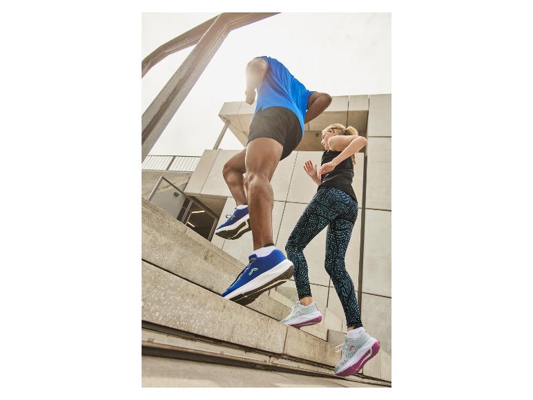 Dvě osoby běží po schodech ve sportovním oblečení a botách.