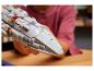 Osoba drží detailní LEGO model vesmírné lodi.