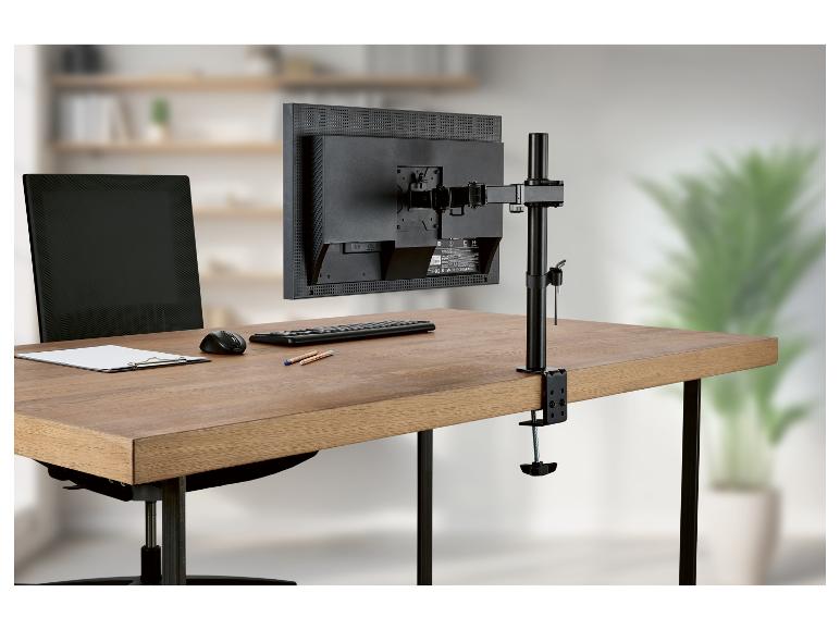 Monitor na stolním držáku s klávesnicí a myší.