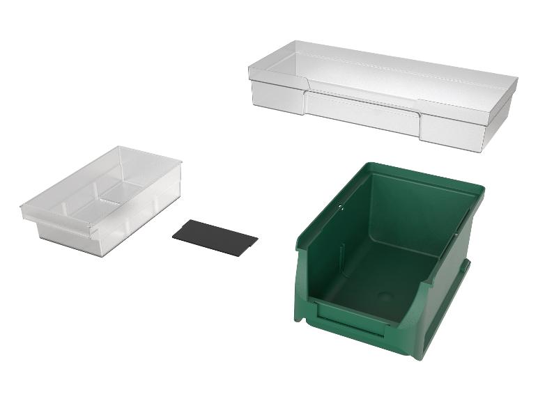 Průhledné a zelené plastové úložné boxy s černým oddělovačem.