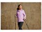 Žena v fialové bundě s hůlkami na nordic walking.