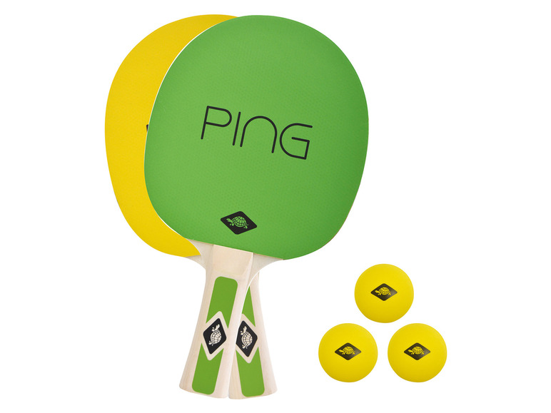 Dvě zelené pingpongové pálky s logem želvy a tři žluté pingpongové míčky.