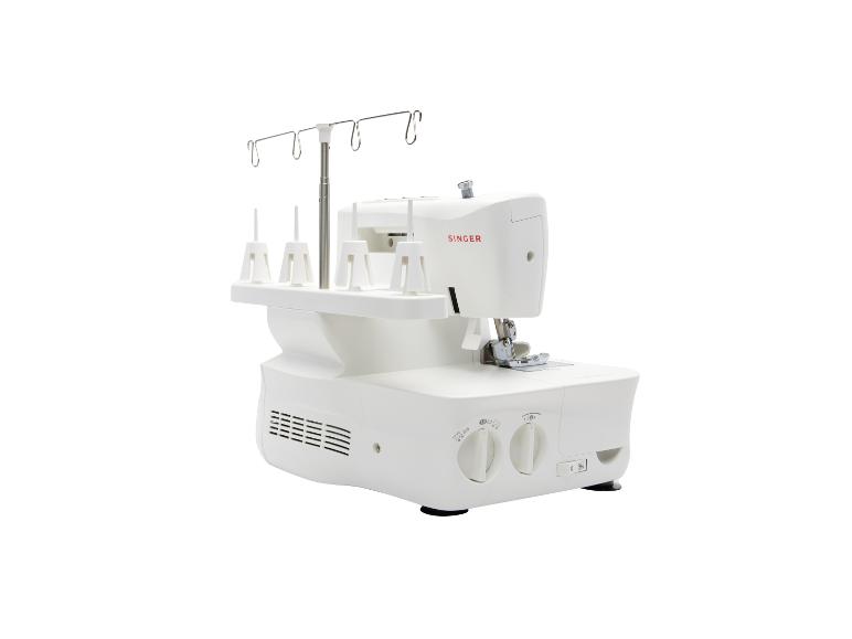 Bílý overlock šicí stroj SINGER s držáky nití a ovládacími knoflíky.