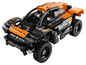 Oranžové a černé závodní auto LEGO Technic s různými sponzory.