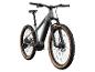 Šedý elektrický horský bicykl s pneumatikami Maxxis.