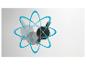 Abstraktní znázornění atomu s modrými oběžnými dráhami a černým jádrem.