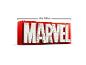 Logo LEGO Marvel postavené z červených a bílých kostek, široké 28 cm.