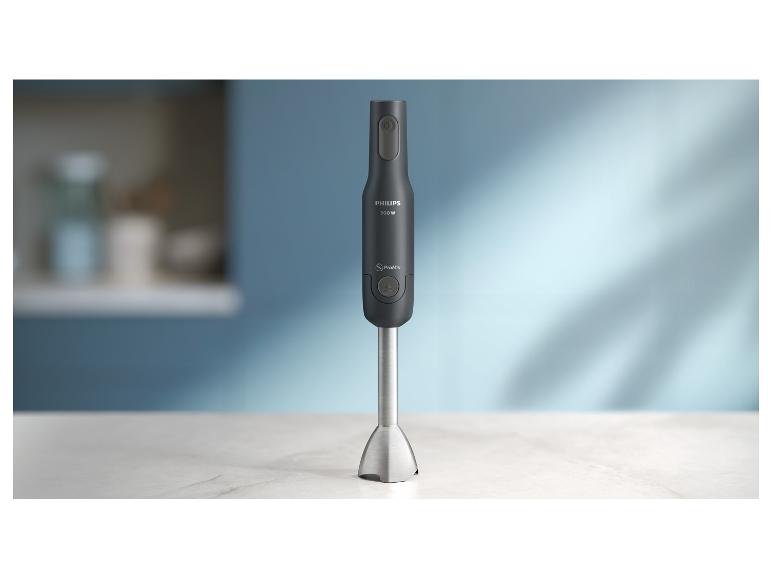Tmavě šedý tyčový mixér Philips ProMix 500W na mramorovém stole.