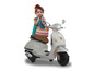 Malé děvče na bílém skútru Vespa.