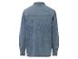 Světle modrá džínová košile s dlouhým rukávem.