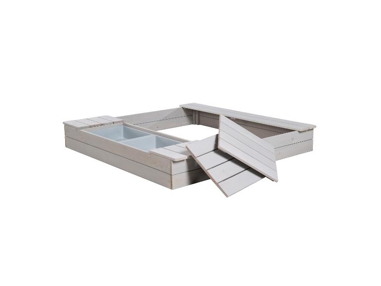 Bílá dřevěná pískoviště s integrovanými lavicemi.