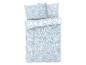 Souprava ložního prádla s květinovým vzorem v světle modré barvě.