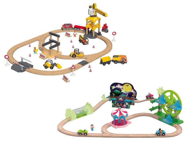 Dvě dřevěné vláčkodráhy: staveniště a zábavní park.