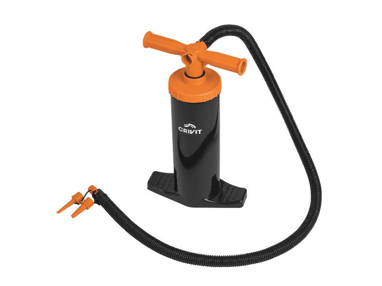 Černo-oranžová nožní pumpa Crivit k nafukování.