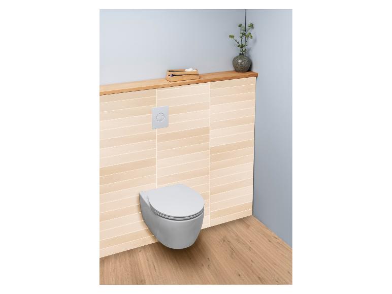 Závěsné WC s obkladem stěny imitujícím dřevo a dřevěnou podlahou.