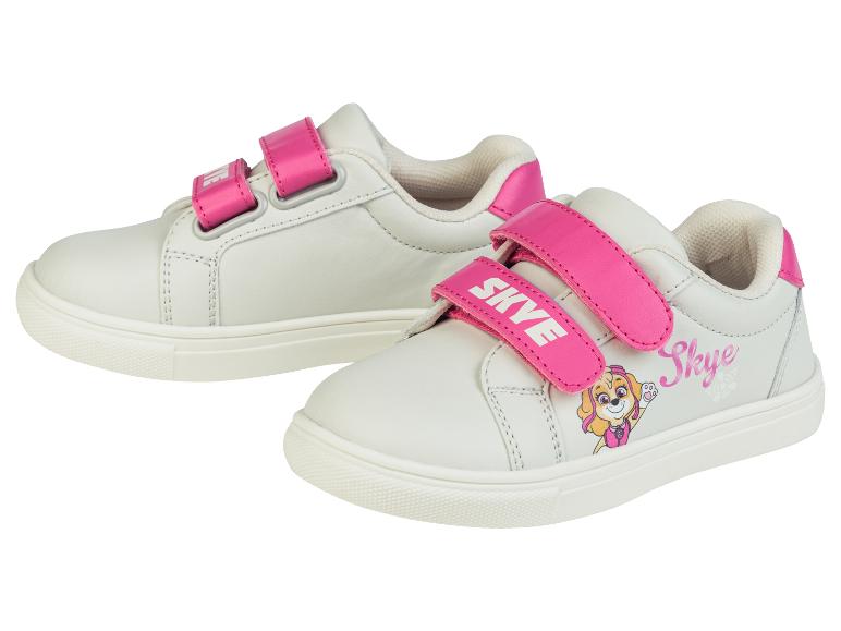 Dětské bílé tenisky na suchý zip s motivem Paw Patrol a jménem 'Skye'.