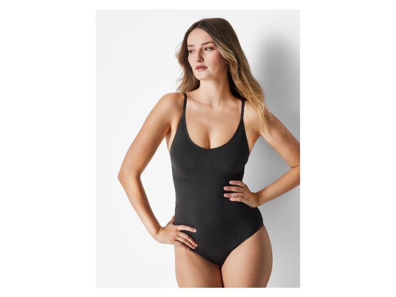 Černé body a overal, minimalistický styl.