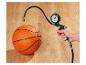 Basketbalová míč je nafukována zelenou ruční pumpou.