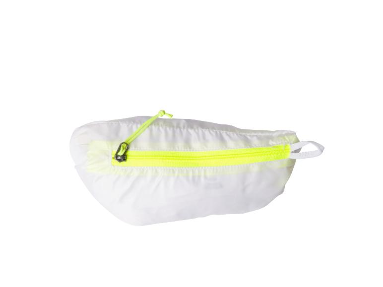 Malá bílá sportovní taška na zip.