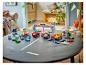 Závodní sada LEGO Duplo Formule 1 s auty a doplňky na stole.