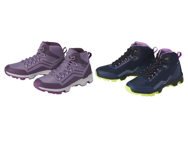 Dva páry turistických bot, jeden pár fialový a jeden pár tmavě modrý.