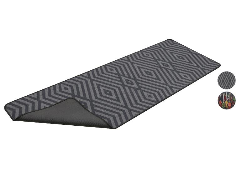 Protiskluzová kuchyňská rohož s šedým a černým geometrickým vzorem, s detaily koření.