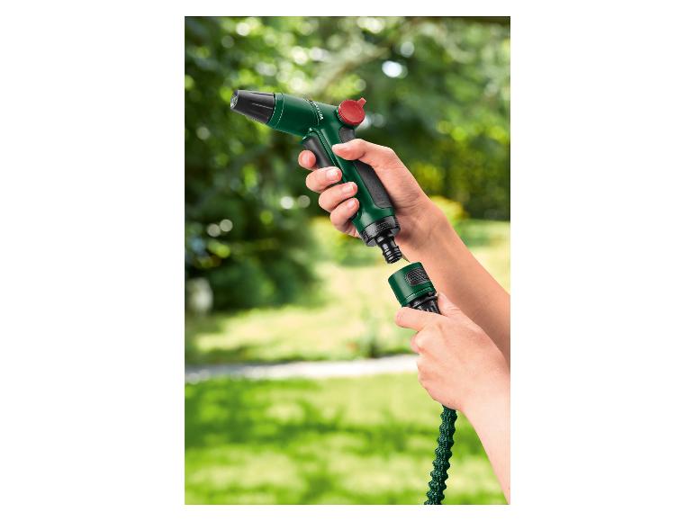 Zelená zahradní hadice Gardena se sprejovou pistolí.