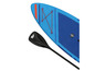 Modrý nafukovací paddleboard s černým pádlem