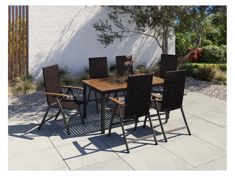 Zahradní nábytek s dřevěným stolem a šesti židlemi na terase.