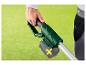Zelená a šedá sekačka na trávu Parkside X20V Team v ruce osoby.