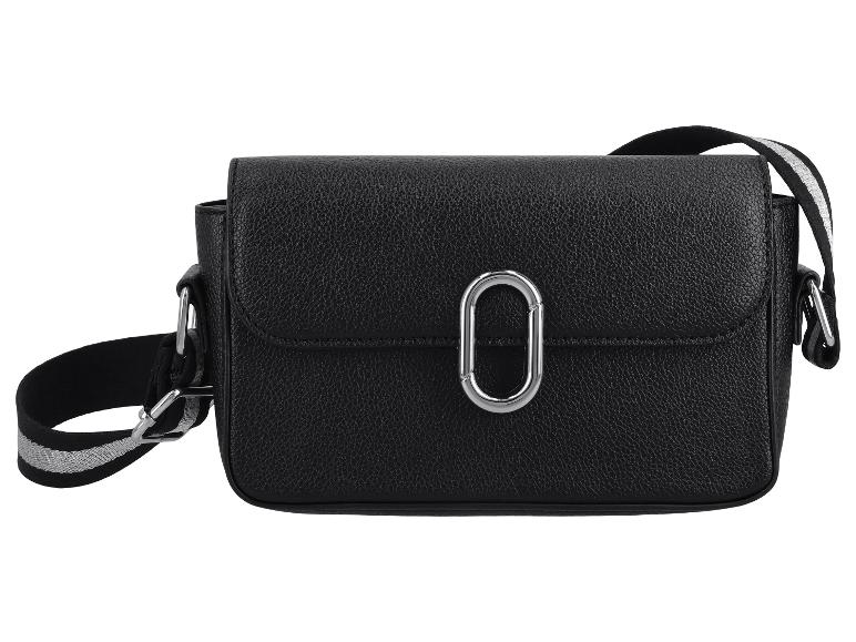 Černá kožená crossbody kabelka se stříbrnou oválnou kovovou sponou a pruhovaným popruhem.