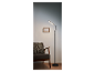 Moderní LED stojací lampa u křesla.