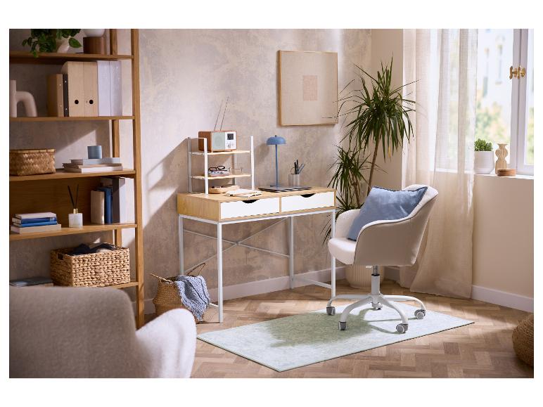 Písací stůl LIVARNO home se 2 zásuvkami v útulném pracovním koutu.