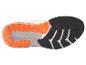 Podešev sportovní obuvi: oranžové a černé detaily.