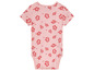 Růžový overal pro miminko s červenými květy ibišku.